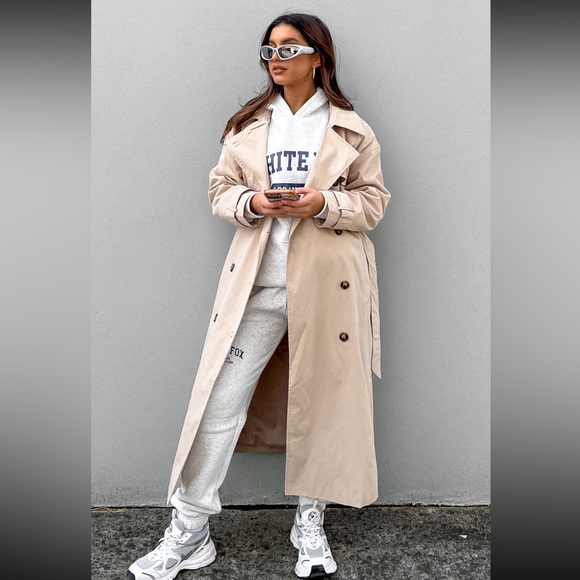 Trench coat- Medium/Large Beige color - Picture 6 of 7